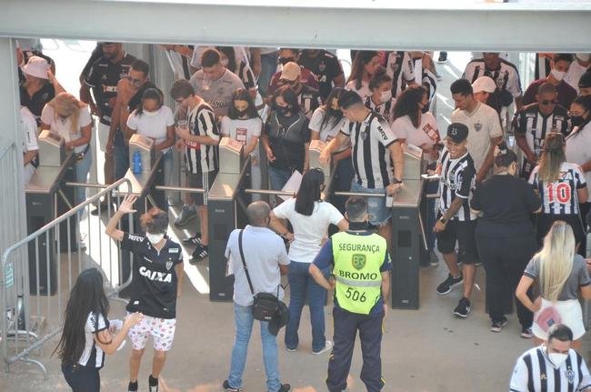 Fotos da chegada da torcida do Atltico ao Mineiro para o clssico contra o Cruzeiro pela nona rodada do Mineiro 