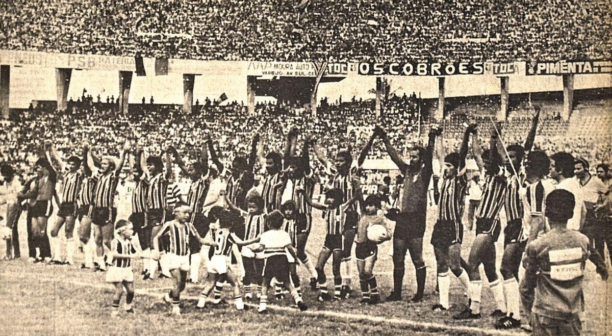Camisa tricolor em listras verticais feita pela Adidas para 1983