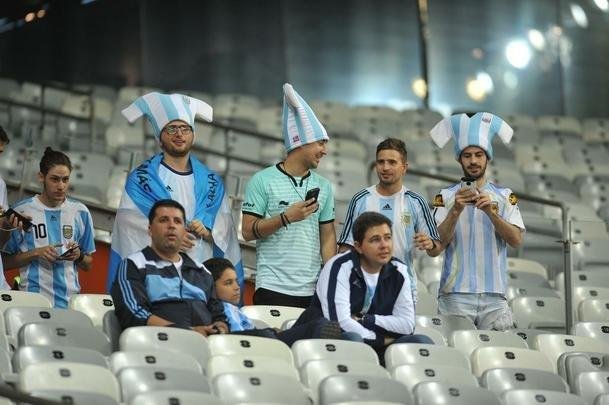 Torcedores na partida entre Argentina e Paraguai, no Mineiro, pela Copa Amrica