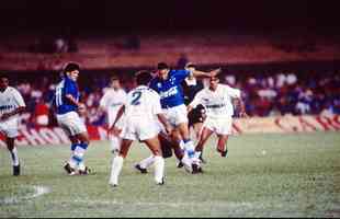 Ronaldo pelo Cruzeiro no clássico contra o América em 1994