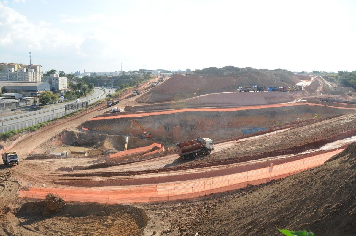 17/07/2020 - Novas fotos da obra de construo da Arena MRV, do Atltico, no bairro Califrnia, em Belo Horizonte. J se passaram 88 dias desde o incio das obras do estdio, ainda em etapa de terraplanagem