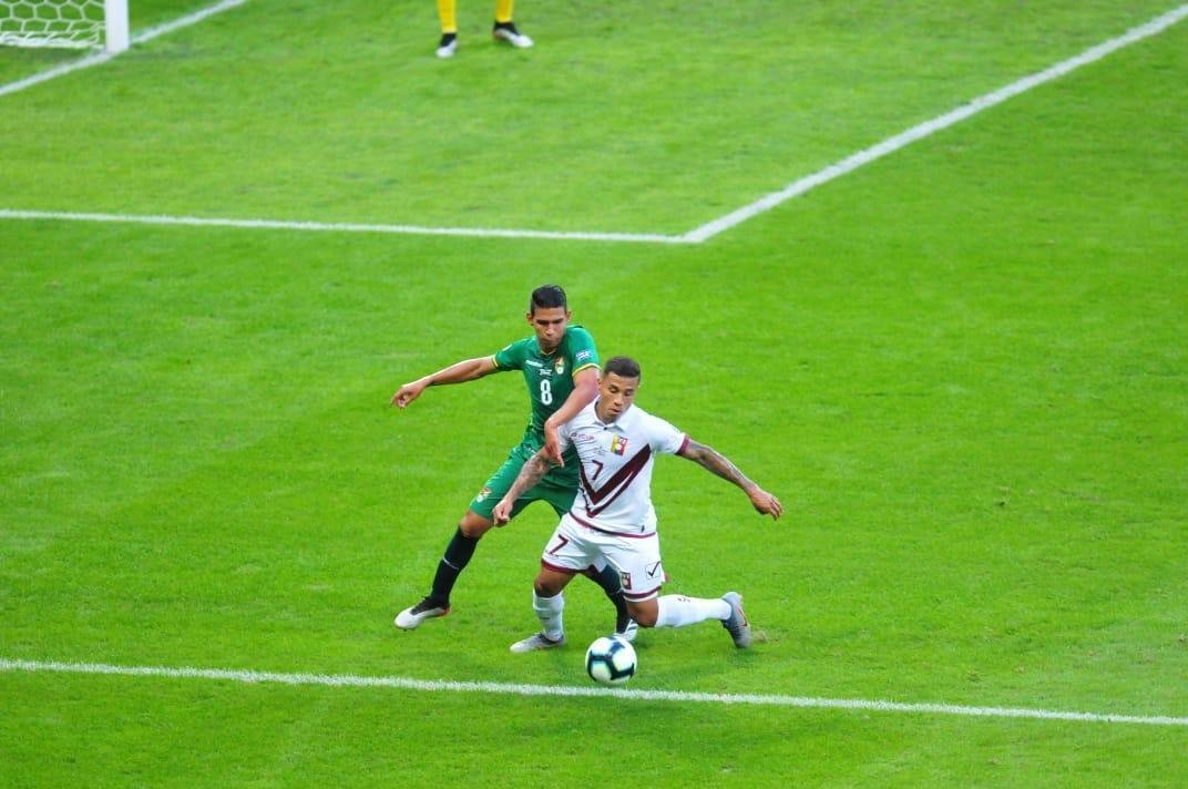 Imagens da partida entre Bolvia e Venezuela