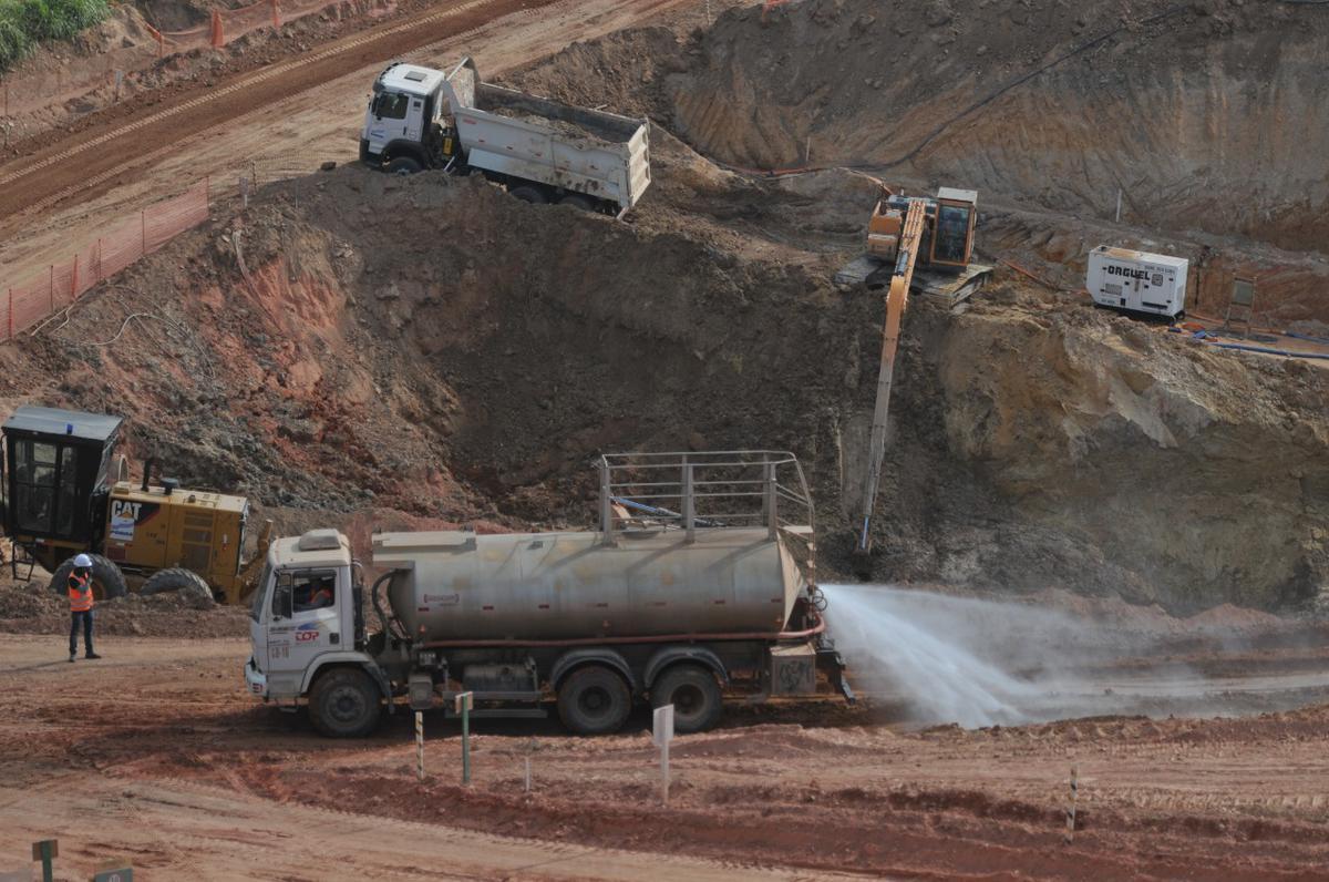 28/07/2020 - Obra de construção da Arena MRV, do Atlético, chegou a cem dias nesta terça-feira, 28 de julho. Paisagem já mudou bastante no bairro Califórnia, em Belo Horizonte. Com trabalho intenso de tratores e caminhões na fase de terraplanagem, há poeira por todo lado no terreiro do Galo. (Alexandre Guzanshe/EM/D. A Press)