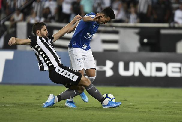 Fotos de Botafogo x Cruzeiro, no estádio Nilton Santos, pela 29ª rodada do Brasileiro