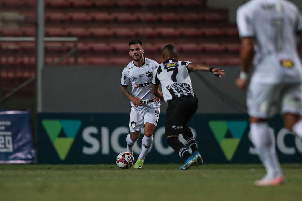 Nathan - Não conseguiu aproveitar a chance dada por Cuca. O treinador reclamou bastante do meia durante a partida, principalmente pelo comprometimento na marcação. Com a bola, praticamente não criou.