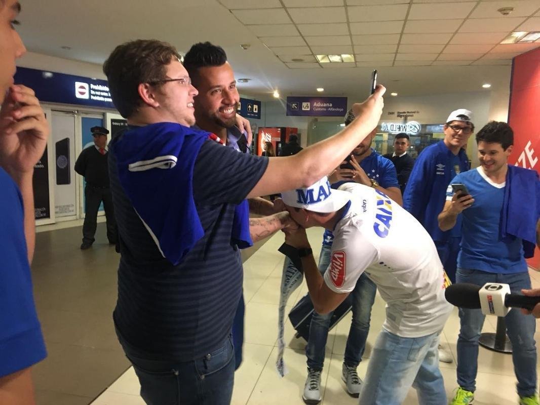 Jogadores do Cruzeiro so recepcionados por torcedores em desembarque na Argentina (Tiago Mattar/Superesportes)