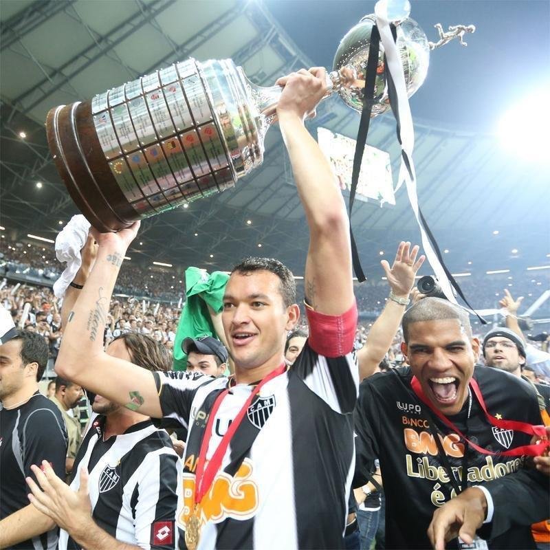 20 - E a coleo de taas de Rver aumentou em julho. O zagueiro foi o capito da histria e impressionante campanha do Atltico na Copa Libertadores da Amrica.