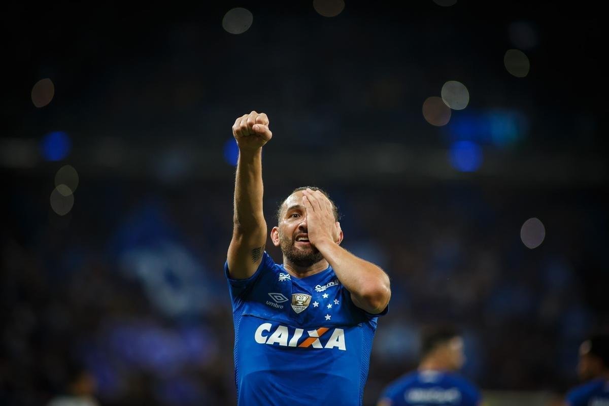 Contratado no meio da temporada para suprir a carncia de gols do Cruzeiro, o atacante Barcos marcou apenas trs vezes em 2018. Contudo, seus tentos foram de fundamental importncia para a conquista da Copa do Brasil, uma vez que ele deixou sua marca nos dois jogos das semifinais contra o Palmeiras. Ao todo, o argentino disputou 24 jogos pela Raposa e ainda deu uma assistncia. H possibilidade de ele no seguir na Toca II em 2019.