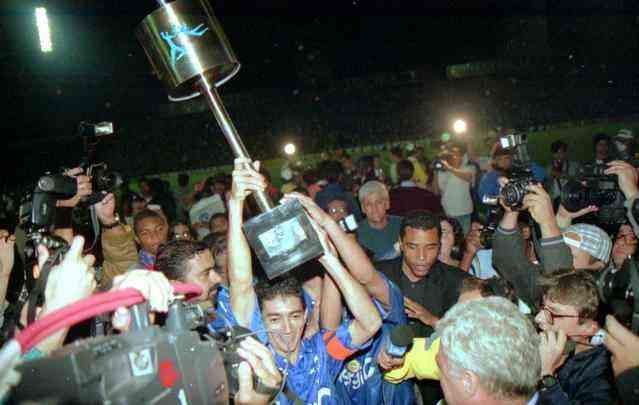 Jogadores do Cruzeiro comemoram o ttulo da Copa do Brasil de 1996 sobre o Palmeiras no Parque Antarctica