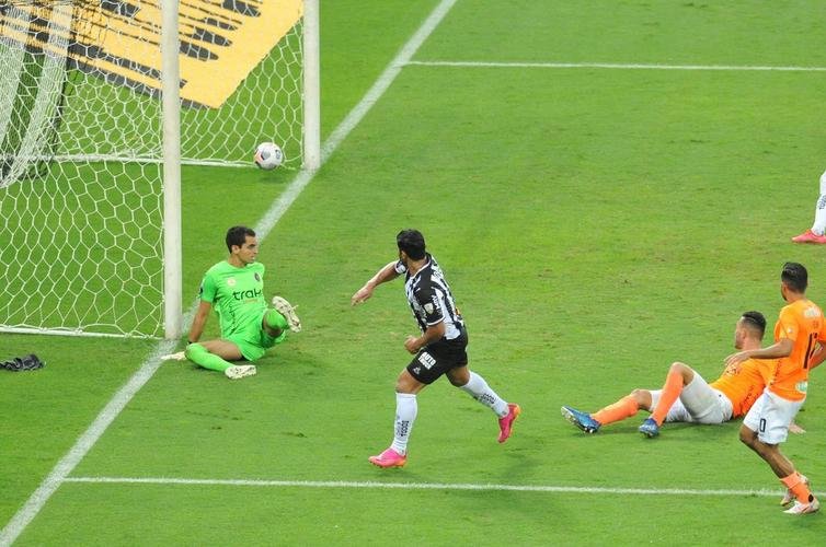 Fotos do gol de Hulk, do Atltico, sobre o La Guaira, no Mineiro, pela Libertadores