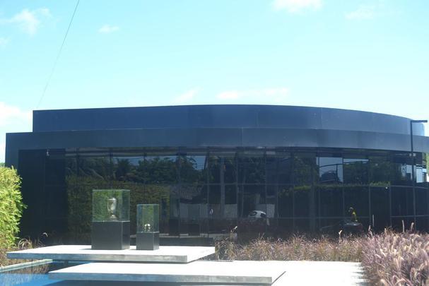 Entrada do Centro de Treinamento tem cerca viva e espelho d'gua