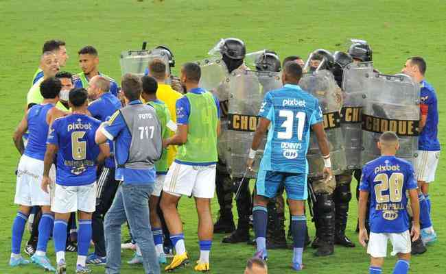 Jogadores do Cruzeiro protestam contra o árbitro Igor Benevenuto após clássico contra Atlético