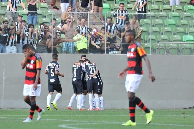 Atleticanos comemoram primeiro gol sobre o Flamengo, marcado contra pelo zagueiro Marcelo