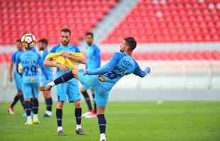 Fotos do treino do Cruzeiro no estdio Libertadores de Amrica, casa do Independiente, em Avellaneda. Time celeste fechou preparao para o jogo contra o Racing, s 21h30 desta tera-feira, no El Cilindro, pela primeira rodada do Grupo 5 da Copa Libertadores (Ramon Lisboa/EM D.A Press)