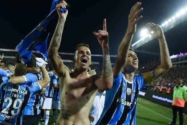 Capito Pedro Geromel ergueu a taa do Grmio em mais uma conquista continental