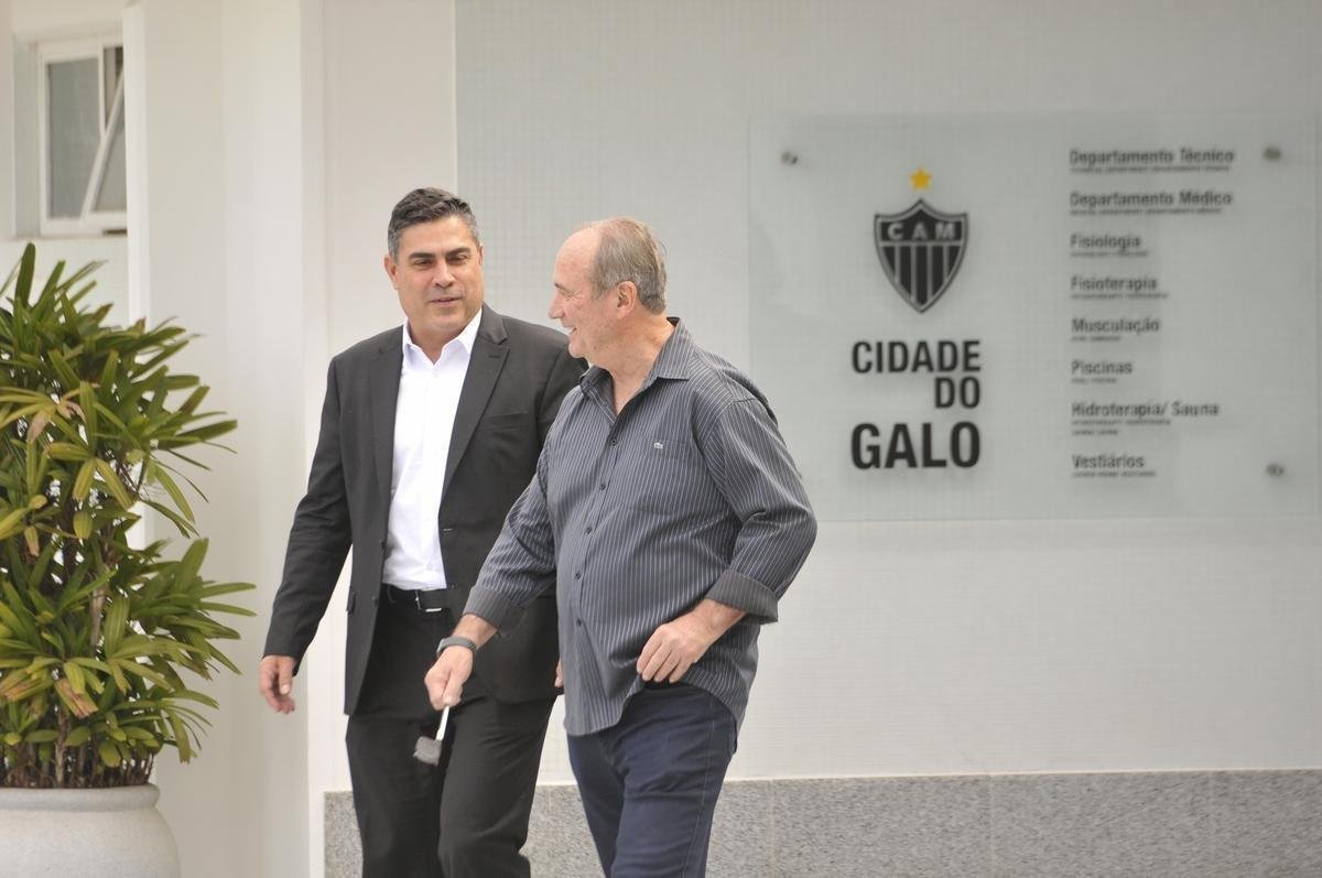 Levir Culpi foi apresentado pela diretoria na Cidade do Galo, enquanto os jogadores treinavam
