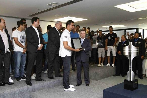 Governador Anastasia entregou uma placa aos campees brasileiros e recebeu uma camisa do Cruzeiro de presente, na Cidade Administrativa