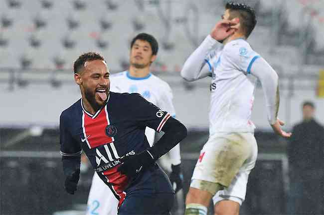 Neymar comemora o gol de pnalti na vitria sobre o Olympique de Marselha, que valeu a taa