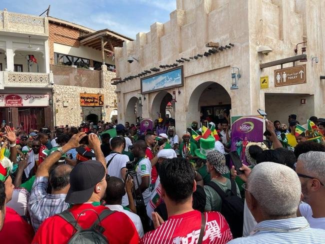 Torcidas da Copa do Mundo de 2022 tm se encontrado no Souq Waqif, tradicional mercado em Doha, no Catar.