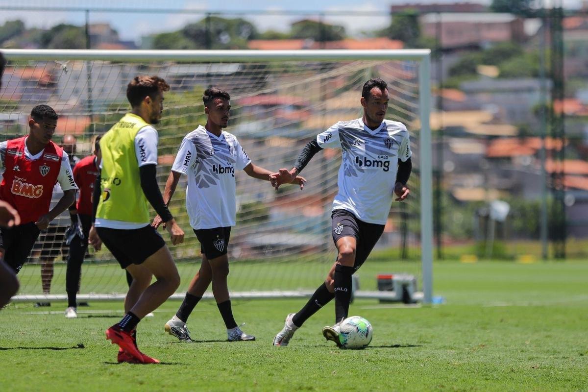 Atlético divulga fotos do novo uniforme de treino