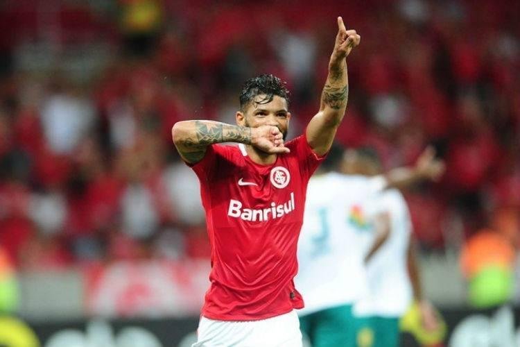 Carlos - O atacante despontou como uma tima opo ofensiva no Atltico. Nas ltimas temporadas foi perdendo espao no elenco alvinegro at ser emprestado ao Internacional em 2017 para a disputa da Srie B do Brasileiro. Tambm no conseguiu render o esperado em Porto Alegre e foi reserva durante a maior parte do ano. Volta ao Galo para reencontrar seu melhor nvel.