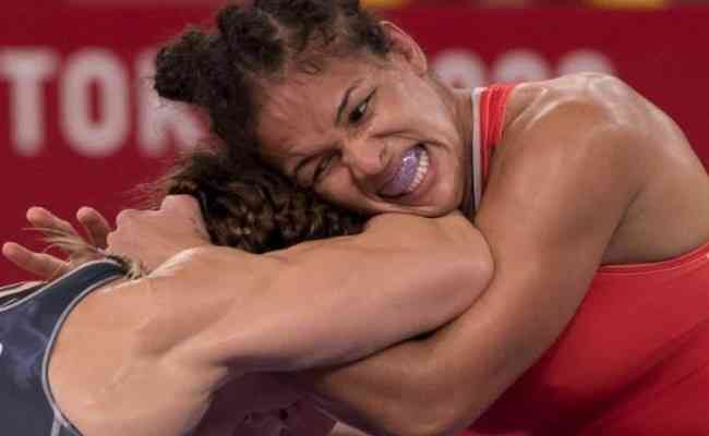 Aline Silva e Soghomonyan perdem na estreia da luta olímpica e estão  eliminados