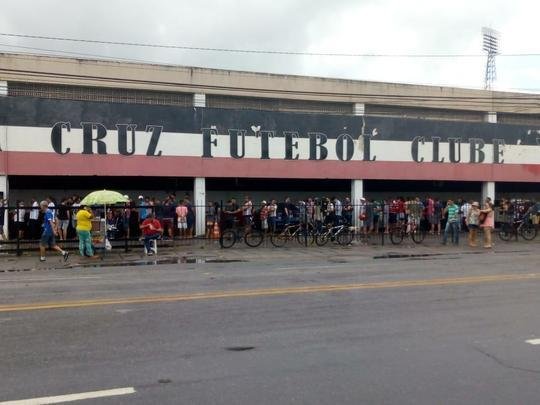 Torcedores formam longas filas no Arruda para comprar ingressos para o clássico contra o Náutico nos Aflitos