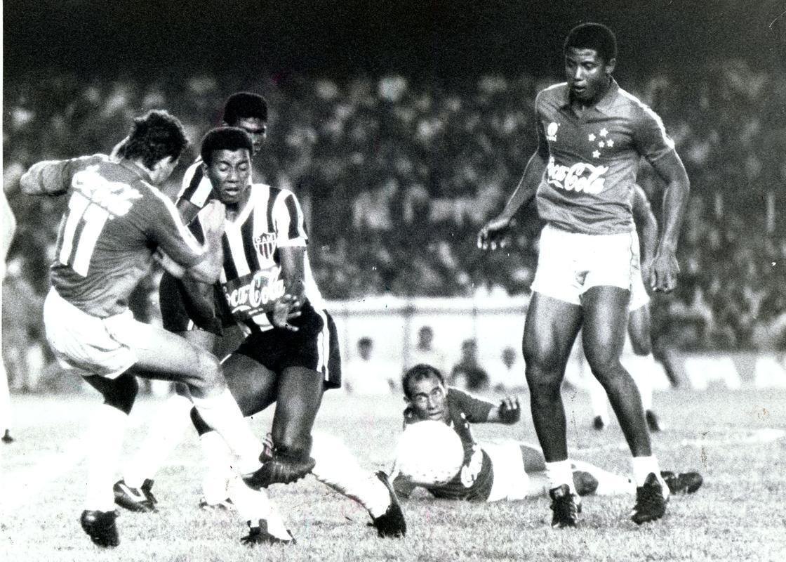 1990 - O calendrio do futebol nacional no parou para a disputa da Copa do Mundo da Itlia. O ltimo jogo do Atltico antes do incio do Mundial foi a final do Campeonato Mineiro. O resultado? Derrota por 1 a 0 para o Cruzeiro, no Mineiro, em 3 de junho. No dia em que a Tchecoslovquia goleava a Costa Rica por 4 a 1, em Bari, o time alvinegro abria a disputa com o Vila Nova-GO por uma vaga nas oitavas de final da Copa do Brasil, no Serra Dourada. A primeira partida oficial depois da Copa foi em 11 de julho, novamente pelo mata-mata nacional, quando o Atltico bateu o Rio Negro-AM por 1 a 0, em Manaus.