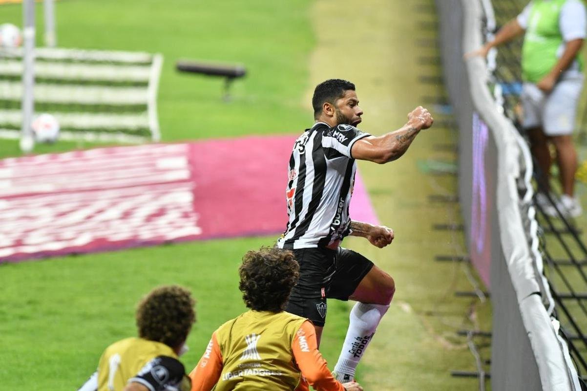 Fotos do golao de Hulk sobre o River Plate no Mineiro