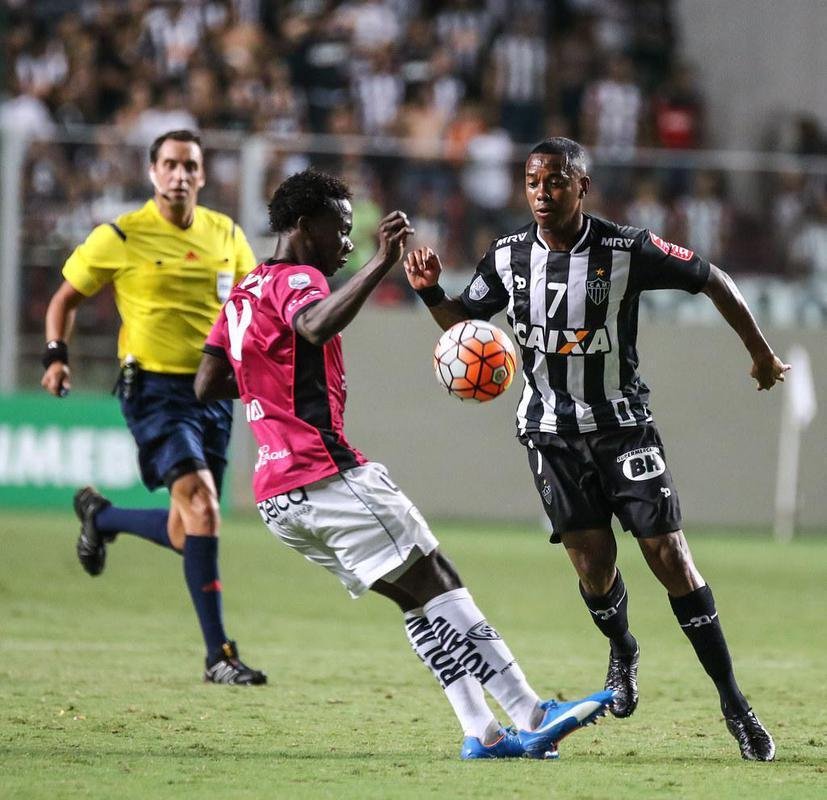 Robinho - Depois de passagens de altos e baixos por Real Madrid, Manchester City e Milan, Robinho voltou ao futebol brasileiro em 2016 para defender o Atltico. Ele havia acabado de deixar o Guangzhou Evergrande, da China. A estreia pelo Galo foi no duelo contra o Independiente del Valle, do Equador, pela Copa Libertadores. O atacante jogou pouco e no participou muito, mas empolgou os torcedores nas arquibancadas do Independncia.