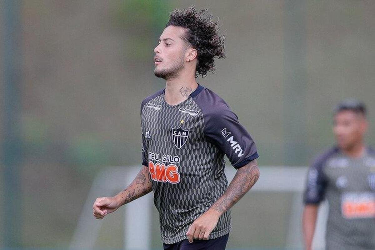 O lateral-direito Guga recebeu o diagnóstico positivo de COVID-19 em 18 de novembro de 2020, dois dias após a testagem realizada em todo o elenco do Atlético.