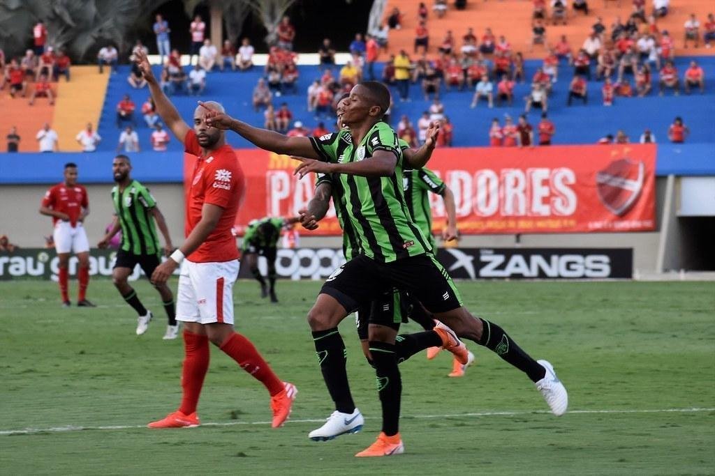 Fotos do empate entre Vila Nova e Amrica