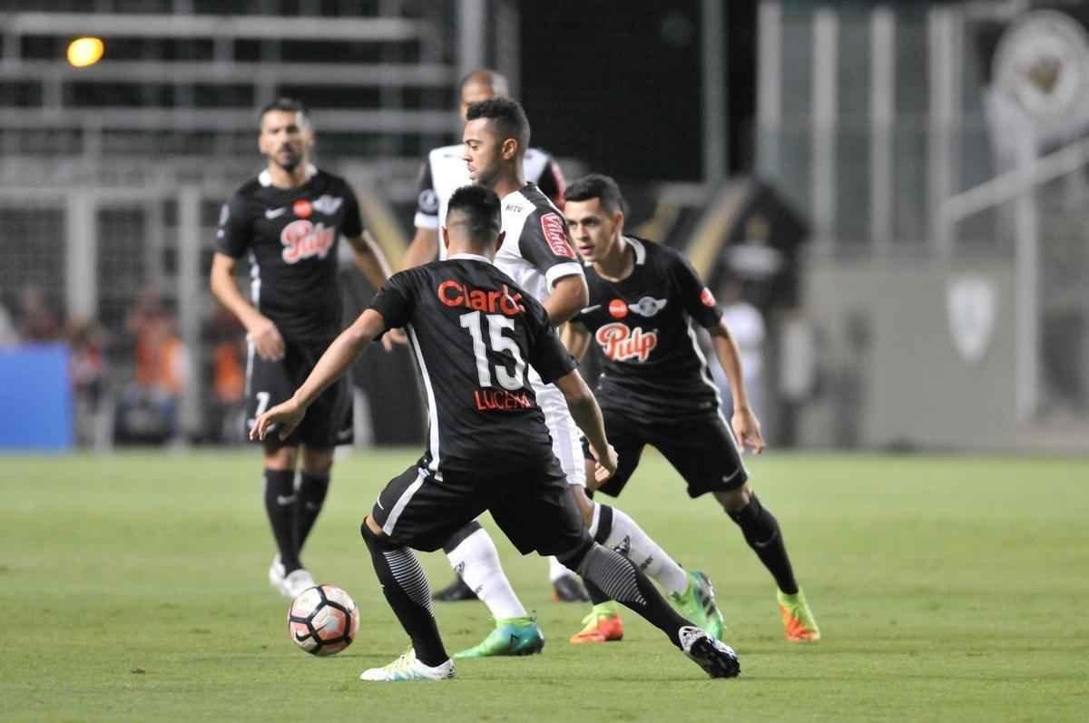 Imagens do duelo entre Atltico e Libertad-PAR, no Independncia, pela Copa Libertadores