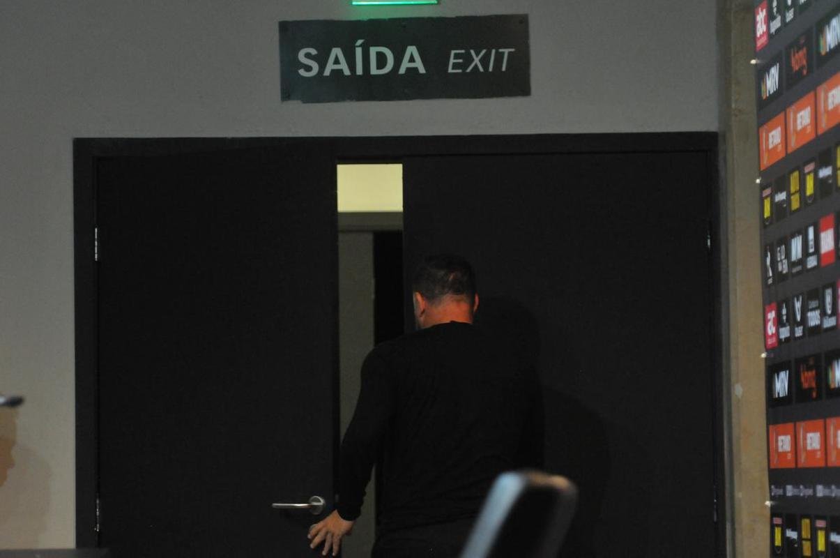 As reaes do tcnico do Atltico, Turco Mohamed, durante a entrevista coletiva, no Mineiro, aps o empate com o Santos