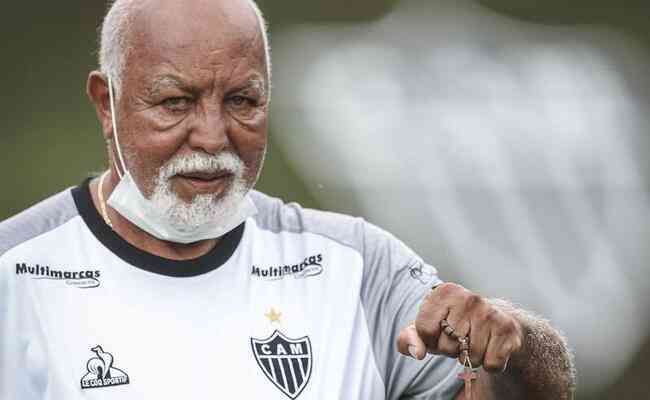 O massagista Belmiro, de 70 anos, passou os últimos 53 no Atlético e vive a emoção do bicampeonato brasileiro
