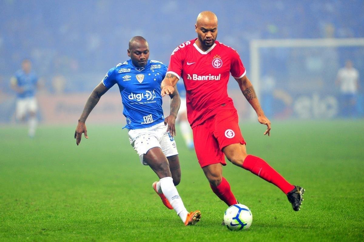 Fotos do primeiro tempo do duelo entre Cruzeiro e Internacional, no Mineiro, pela semifinal da Copa do Brasil