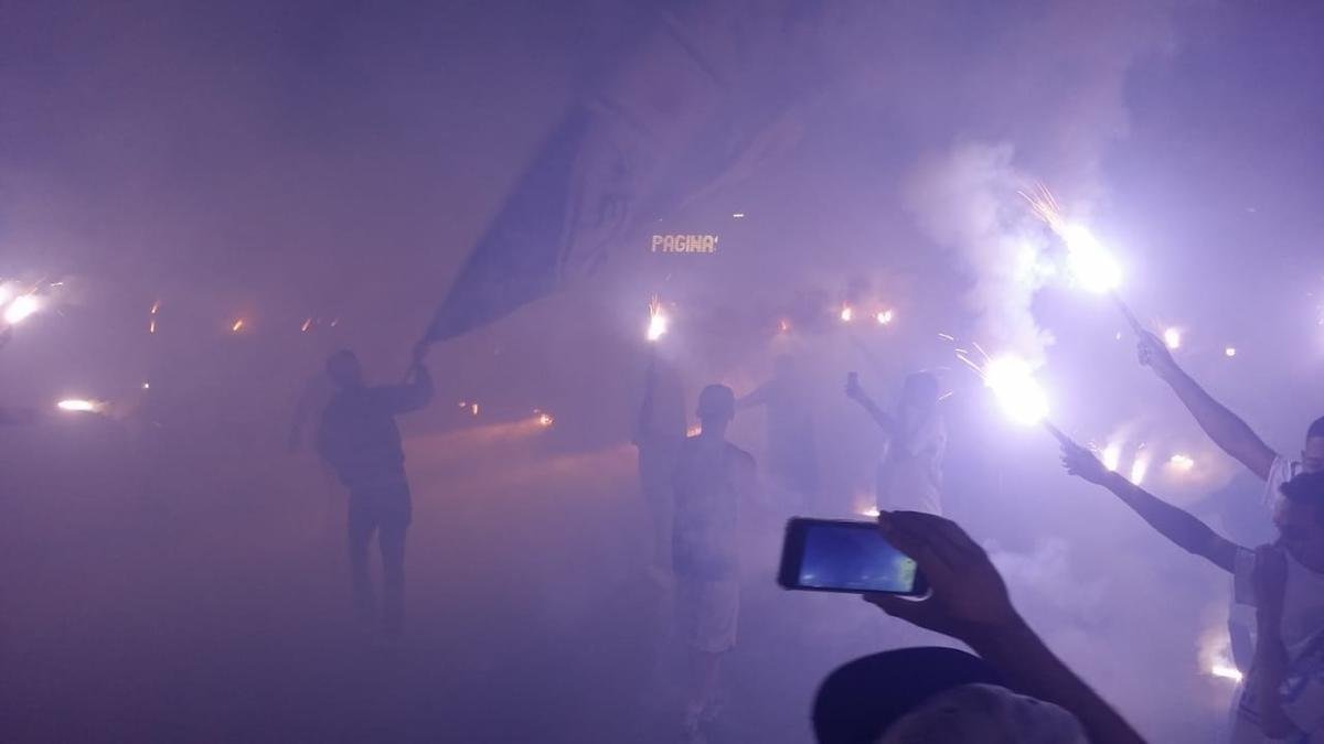 Torcida do Cruzeiro promove rua de fogo na sada da delegao da Toca da Raposa II, rumo ao aeroporto de Confins, antes da viagem para Porto Alegre. Time enfrenta o Internacional na quarta-feira, no Beira-Rio, pela semifinal da Copa do Brasil
