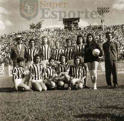 Fotos histricas do clssico feminino entre Amrica e Atltico, no Independncia, em 1959, com as jogadoras do Araguari. Estdio recebeu 20 mil pessoas na 6 Festa dos Melhores, do Dirio da Tarde