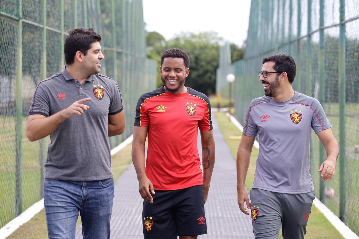 Rithely teve uma manhã agitada no CT do Sport. Ainda sem treinar, o jogador esteve nas instalações do clube para realizar exames fisiológicos junto ao preparador do clube, Inaldo Freire. Depois, apareceu no campo para cumprimentar os companheiros e assistir a movimentação comandada pelo técnico Guto Ferreira. Por fim, concedeu entrevista coletiva, onde abordou o retorno ao clube - confira na íntegra acessando o nosso site