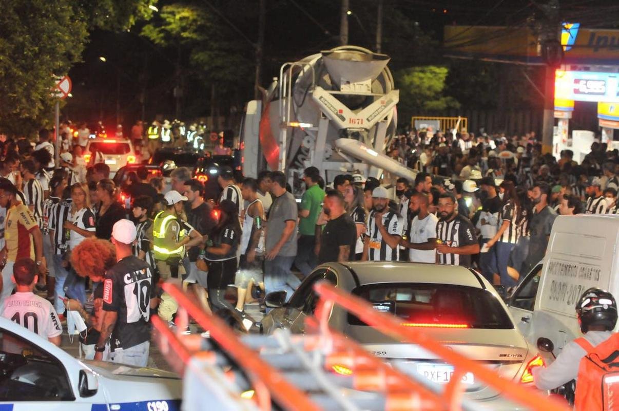 Atleticanos invadiram o Mineiro no jogo contra o Grmio e bateram recorde de pblico no Brasileiro; veja fotos do entorno do estdio antes da partida