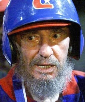 Fidel Castro em 29 de outubro de 2000 vestido com uniforme de beisebol durante evento na Venezuela.