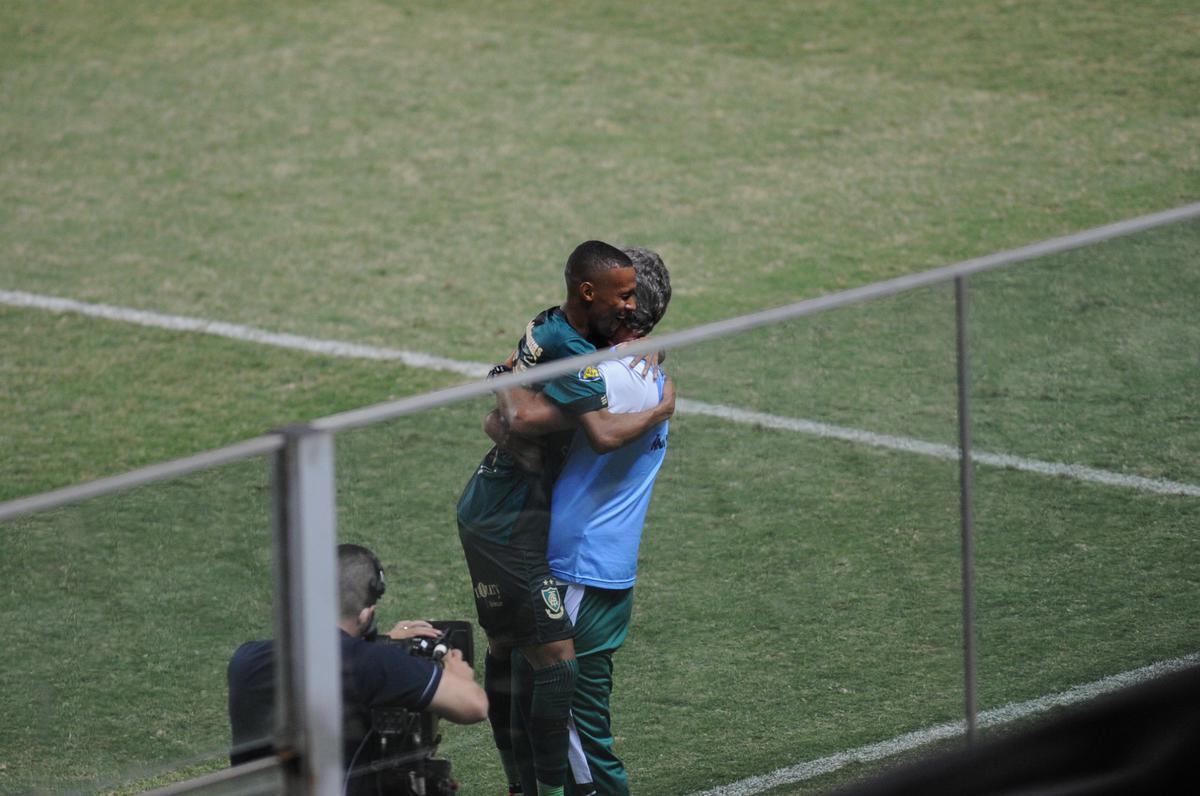 Ademir arriscou chute de fora da rea, de perna esquerda, e ampliou para o Amrica diante do Ava: 2 a 0