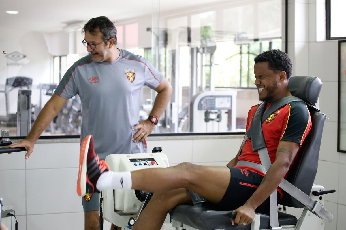 Rithely teve uma manhã agitada no CT do Sport. Ainda sem treinar, o jogador esteve nas instalações do clube para realizar exames fisiológicos junto ao preparador do clube, Inaldo Freire. Depois, apareceu no campo para cumprimentar os companheiros e assistir a movimentação comandada pelo técnico Guto Ferreira. Por fim, concedeu entrevista coletiva, onde abordou o retorno ao clube - confira na íntegra acessando o nosso site