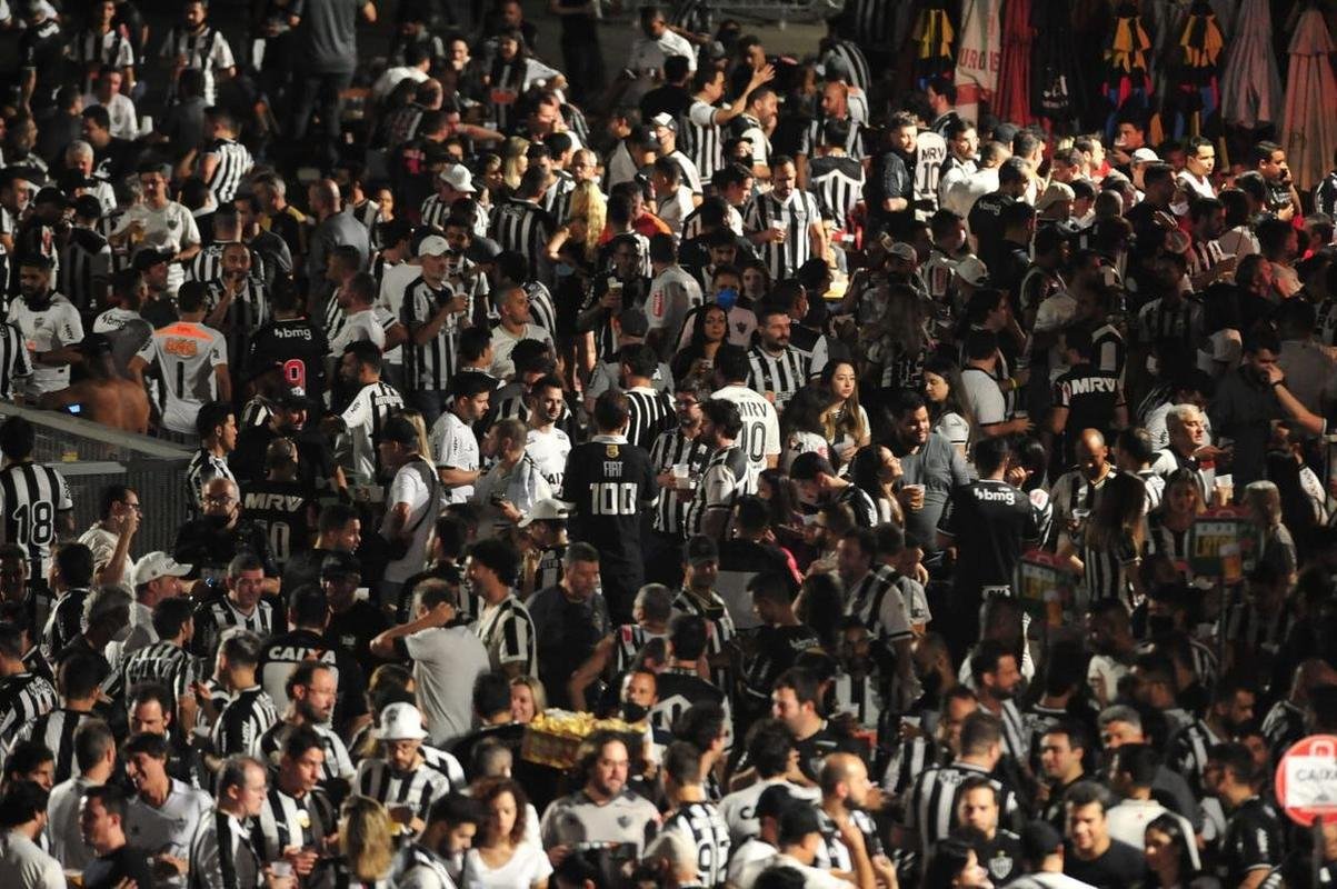 Atleticanos invadiram o Mineiro no jogo contra o Grmio e bateram recorde de pblico no Brasileiro; veja fotos do entorno do estdio antes da partida