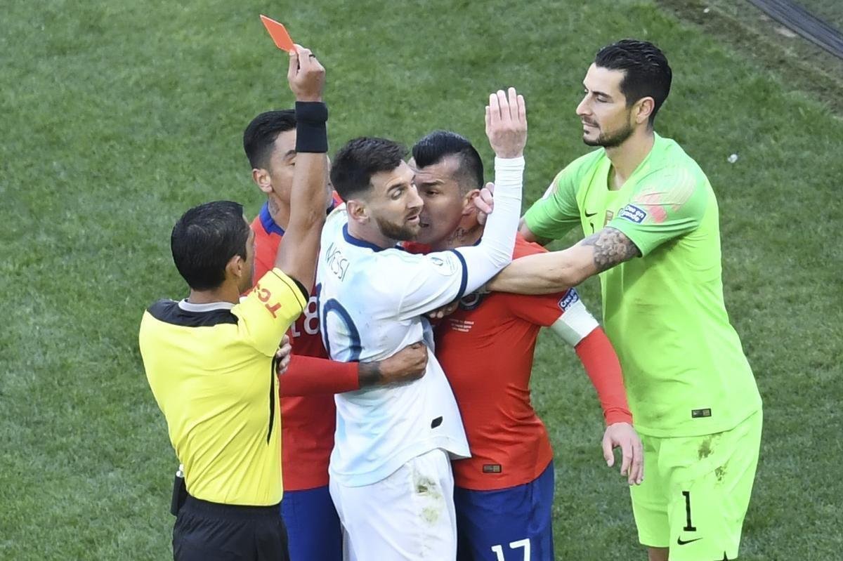 Medel deu peitadas em Messi durante primeiro tempo de Argentina e Chile, e ambos foram expulsos pelo rbitro paraguaio Mario Daz de Vivar. Torcida na Arena Corinthians vaiou a deciso do juiz.