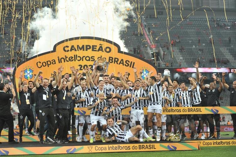 Atltico ergue a taa e festeja bi da Copa do Brasil