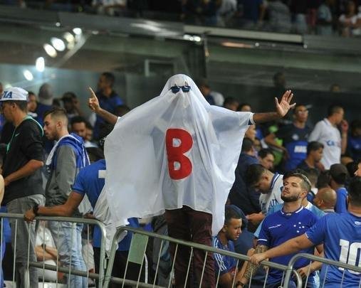 Torcedores do Cruzeiro lotam as arquibancadas do Mineiro para acompanhar a partida vlida pelas quartas de final da Copa do Brasil