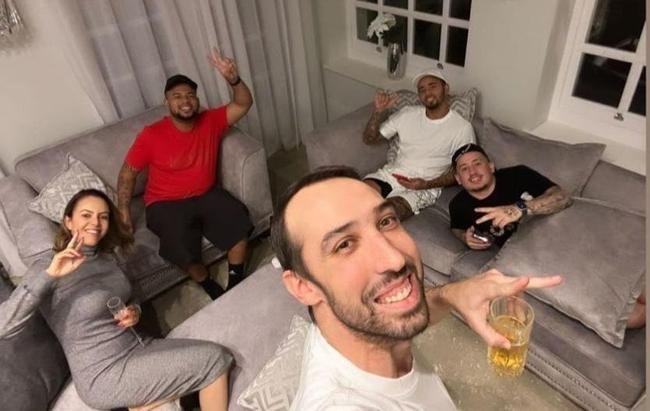 O atacante brasileiro Gabriel Jesus com amigos, na Inglaterra 