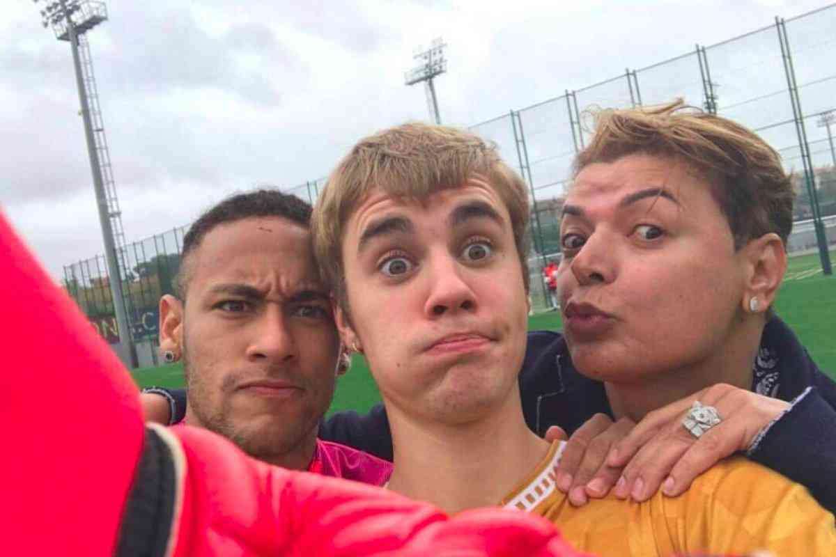 Neymar, Justin Bieber e David Brasil durante momento descontrado no treino do time espanhol