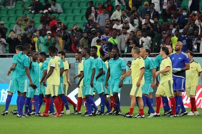 Jogo festivo entre lendas das Copas do Mundo reuniu �dolos do futebol como Materazzi, Essien, Michel Salgado, Seedorf, Jorge Campos, Terry, Del Piero, Vieri, Makelele, Deco, Zanetti, Batistuta, Mario Kempes, Cafu e Roberto Carlos no Est�dio Al Thumama e teve presidente da Fifa Gianni Infantino como �rbitro